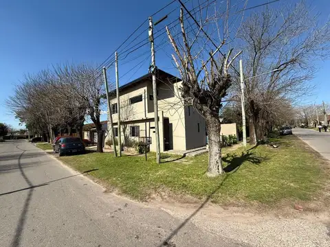 VENTA CASA 4 AMBIENTES, CON PILETA EN BERAZATEGUI