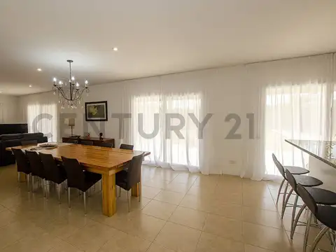 Casa 9 ambientes con 4 baños