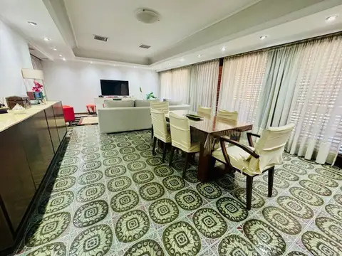 Casa en Venta con 6 cocheras