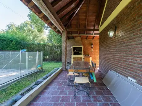 Casa 4 ambientes con 2 baños