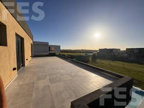 Casa 5 ambientes con 2 baños