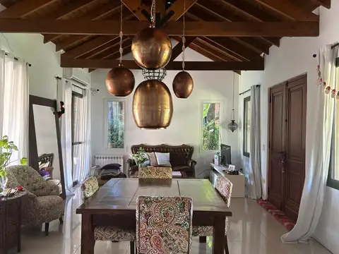 Casa en Alquiler con 2 cocheras