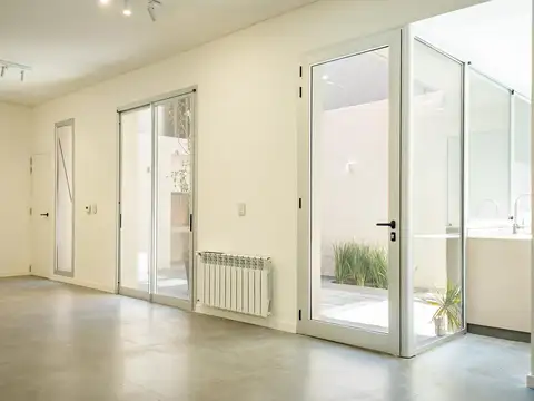 Casa de pasillo reciclada de 3 dormitorios a metros de Bv. Oroño