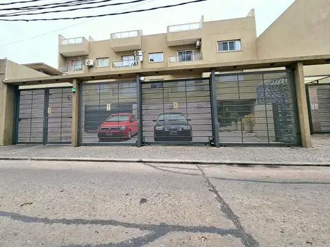 DEPARTAMENTO DE 3 AMB. CON DOS COCHERAS Y TERRAZA PROPIA