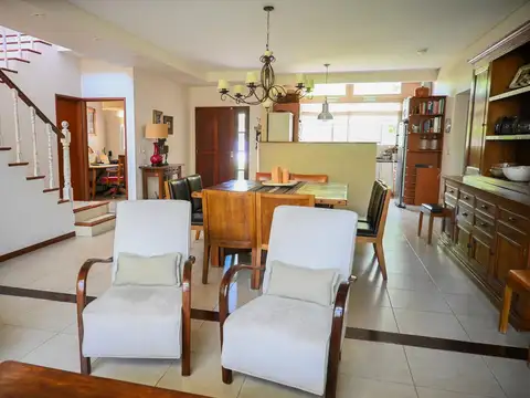 Casa 6 ambientes con 5 baños