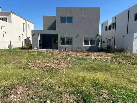 Casa en Venta en Pilar del Este - Santa Lucia, USD 190.000