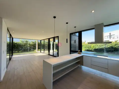 Casa en Venta con 4 cocheras