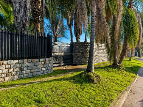 VENTA DE PROPIEDAD EN CASTELAR NORTE CON 748 M²