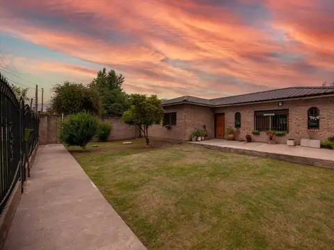 VENTA CASA CINCO AMBIENTES PASO DEL REY