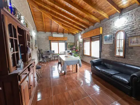 Casa en Venta con 2 cocheras