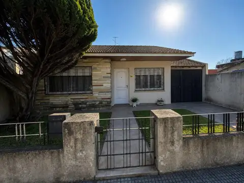 VENTA CASA EN CASTELAR NORTE, MORON