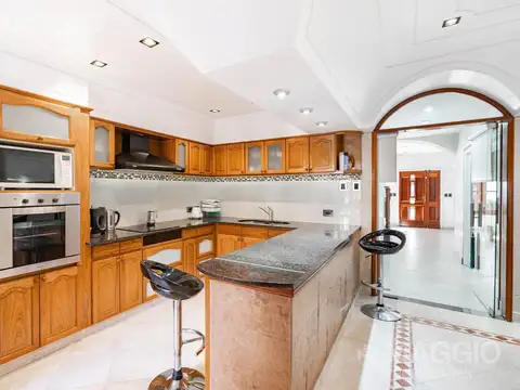 Casa en Venta con 4 cocheras