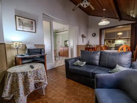 Casa 4 ambientes con 2 baños