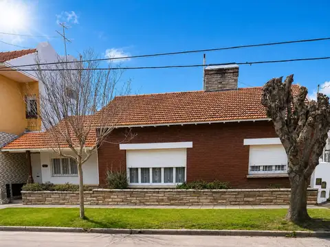 Venta de HERMOSO CHALET 4 Ambientes CON GARAJE en Villa Lourdes, Mar del Plata