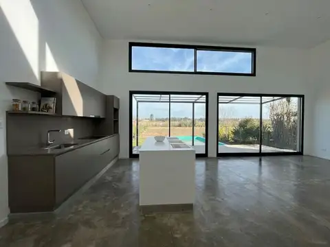 Casa 4 ambientes con 2 baños