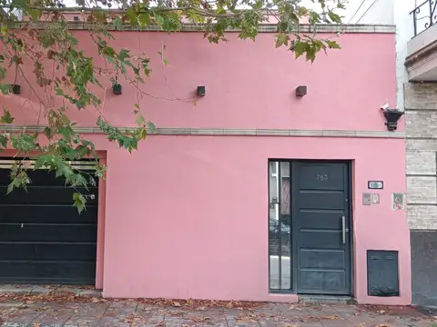 EXCELENTE CASA DE 7 AMB CON COCHERA Y PATIO