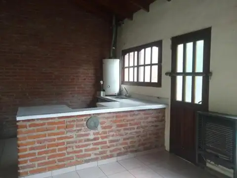 Alquiler en bloque. Chalet +  dpto 3 ambientes con parque.