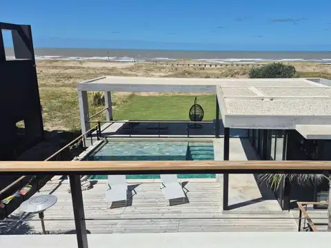 Casa en venta en Costa Esmeralda. Barrio Marítimo II. Frente al mar. 5 Dormitorios. Pileta