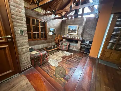 Casa 7 ambientes con 2 baños
