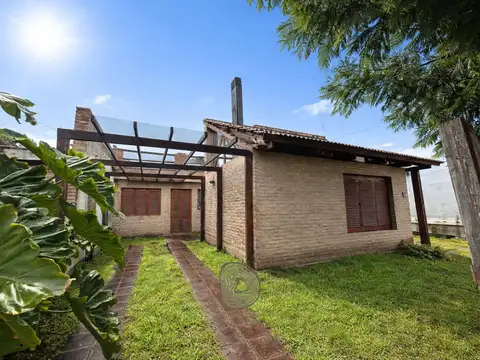 Casa  4 Dormitorios a cuadras de la Mujer Urbana