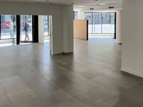 Local Corporativo en Esquina sobre Av. Caseros (Distrito Tecnológico)