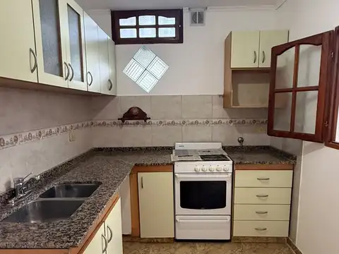 PH Tipo Casa 3 Ambientes al Frente en Alquiler.