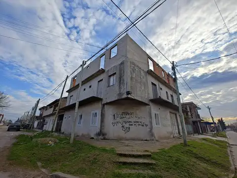 Propiedad a la venta con salón, departamentos terminar y terminados