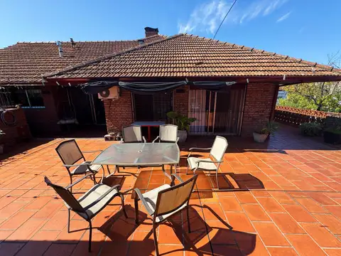 Casa 5 ambientes con 2 baños