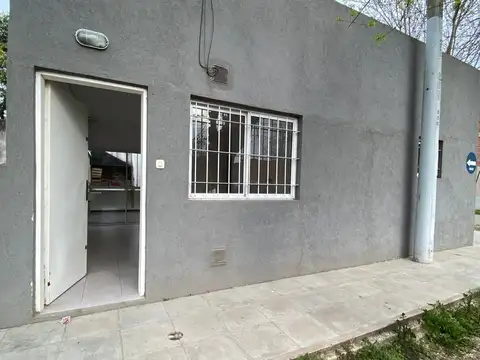 OPORTUNIDAD! CASA DE DOS DORMITORIOS CON PATIO Y PARRILLA- APTA FINANCIACIÓN