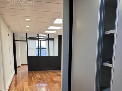 Oficina sobre Av. Mitre - Avellaneda centro. 4 piso con ventanal al frente