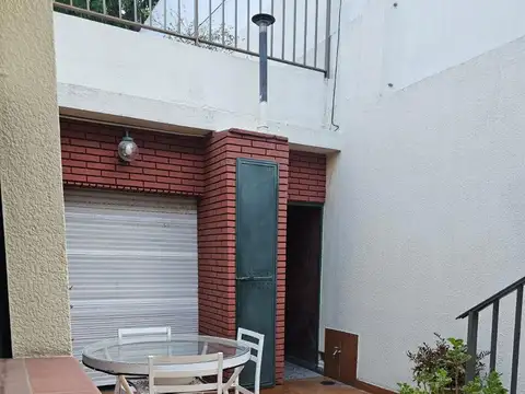 Vendo casa excelente estado. Muy luminosa 4 amb. 3 dorm. 2 baños teaza y cochera