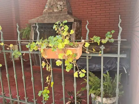 Vendo casa excelente estado. Muy luminosa 4 amb. 3 dorm. 2 baños teaza y cochera