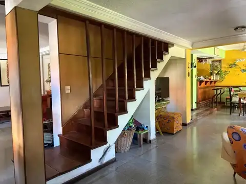 VENTA – GRAN CASA 8 AMBIENTES EN LOTE PROPIO – APTO CRÉDITO