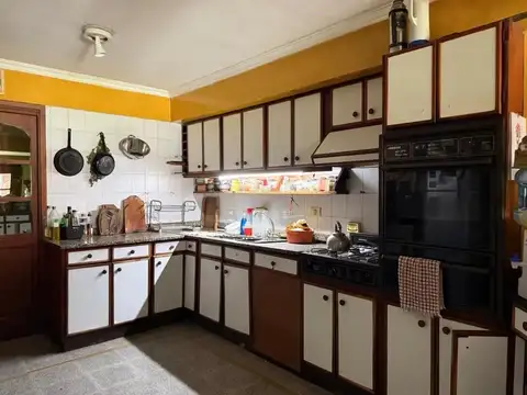 Casa 8 ambientes con 4 baños