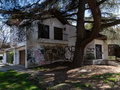 AMPLIO CHALET A REMODELAR ACEPTA PERMUTA