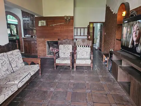Casa 9 ambientes con 4 baños