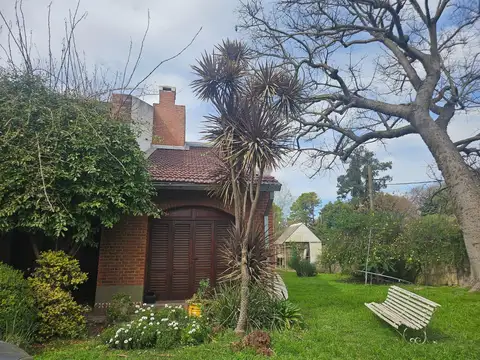 CASA EN VENTA – SAN MARTIN al 500 en PEREZ - 3 DORMITORIOS-4 BAÑOS-2 COCHERAS- PISCINA- PARQUE
