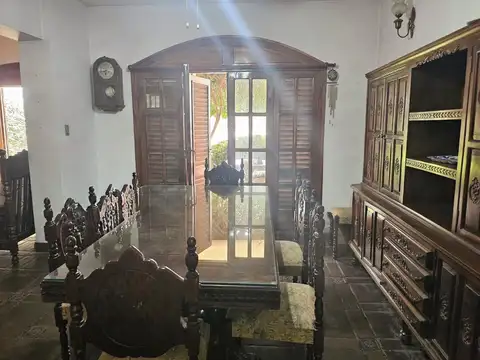 CASA EN VENTA – SAN MARTIN al 500 en PEREZ - 3 DORMITORIOS-4 BAÑOS-2 COCHERAS- PISCINA- PARQUE