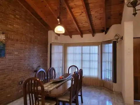Casa 4 ambientes con 2 baños