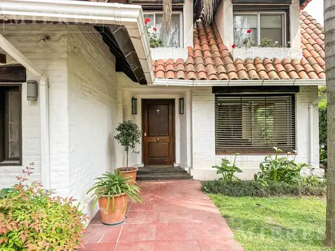 Casa 9 ambientes con 2 baños