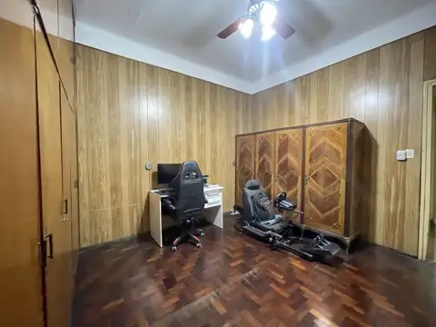 Casa dos dormitorios con cochera en B° Azcuenaga