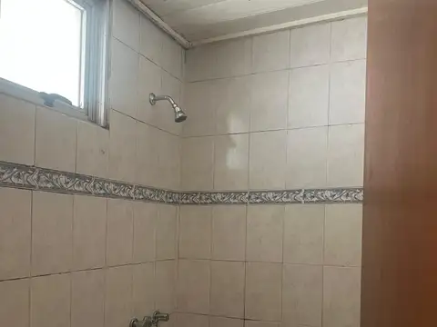 MUy buena casa de dos plantas en venta en Liniers con balcón y patio