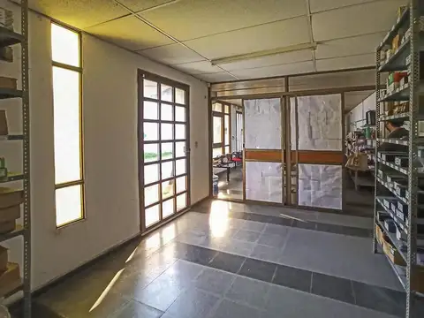 EN VENTA GALPON PARABOLICO CON COCHERAS EXCELENTE UBICACION
