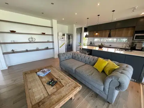 Casa 6 ambientes con 4 baños