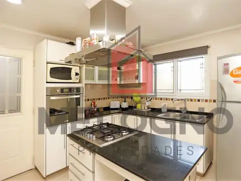 Casa 7 ambientes con 2 baños