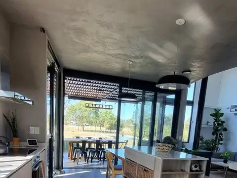 Casa en Alquiler con 2 cocheras