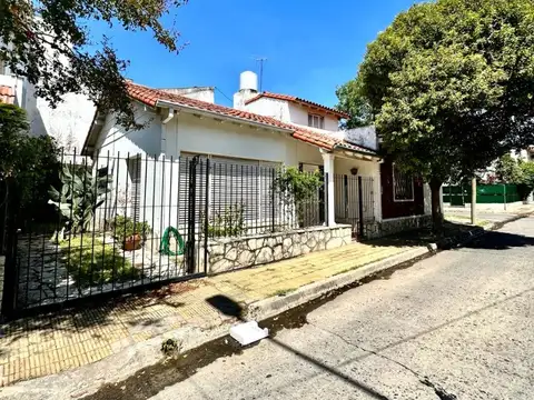 Casa en venta 3 Dormitorios con cochera, jardín, terraza y dependencia