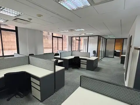 Oficina 10 ambientes con 6 baños