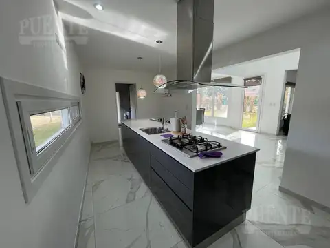 Casa 5 ambientes con 4 baños