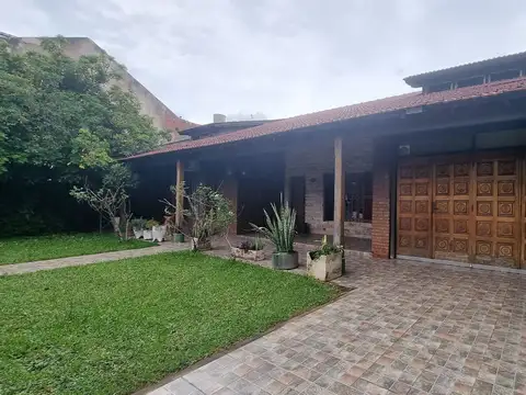 Casa en Alquiler con 2 cocheras